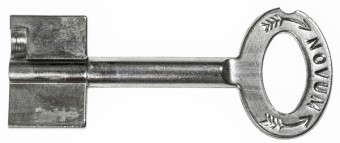 Melsmetall Doppelbartschlüsselrohling mit Bohrung und seitlicher Ausbuchtung 